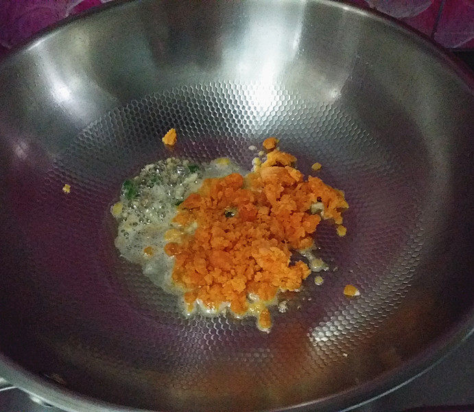 咸蛋黄焗锅巴,下咸鸭蛋黄碎