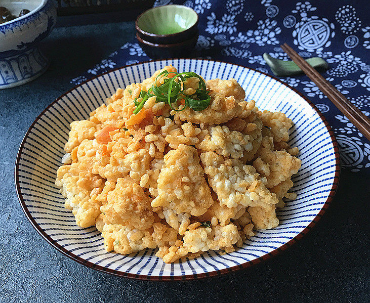 咸蛋黄焗锅巴,盛盘趁热吃，咸香酥脆真的美味