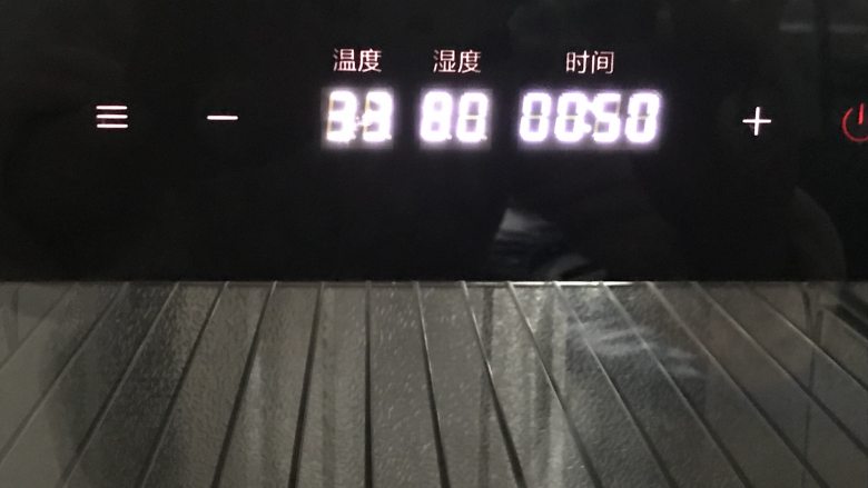 烫种黑眼豆豆,收口向下放入烤盘,然后进行二次发酵。发酵箱温度调至33度,湿度80% 发酵50-60分钟,即面团是原本的两倍大。
如果家中没有发酵箱者,可以放入烤箱内发酵,在烤箱内放一碗开水。