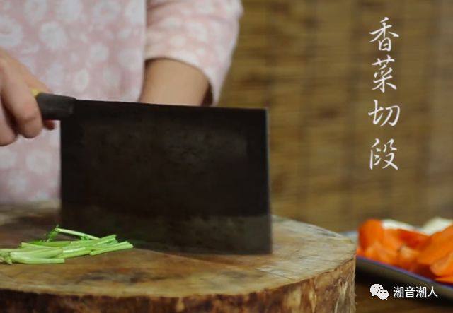胡萝卜荸荠猪骨汤,❥ 将<a style='color:red;display:inline-block;' href='/shicai/ 131'>香菜</a>洗干净,切成段,放在盘中,待用