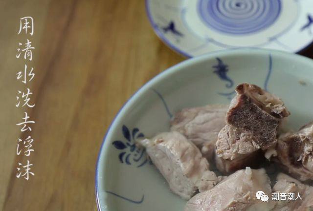 胡萝卜荸荠猪骨汤,❥ 待猪脊骨变颜色时,便可捞起,再用清水洗去浮沫,放在盘中,待用