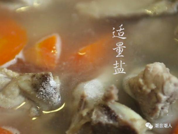 胡萝卜荸荠猪骨汤,❥ 半个小时后,掀开锅盖,放入适量的盐,搅拌均匀即可