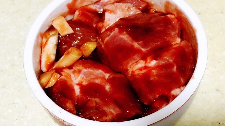 浅湘食光&蜜汁叉烧,酱料倒入梅花肉,放冰箱腌制12-24小时,中途翻面