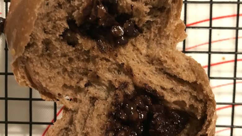烫种黑眼豆豆,出炉立即放凉,
凉到手温密封保存,
不过,喂胖周边人的野心辣么大
哪还需要保存啊