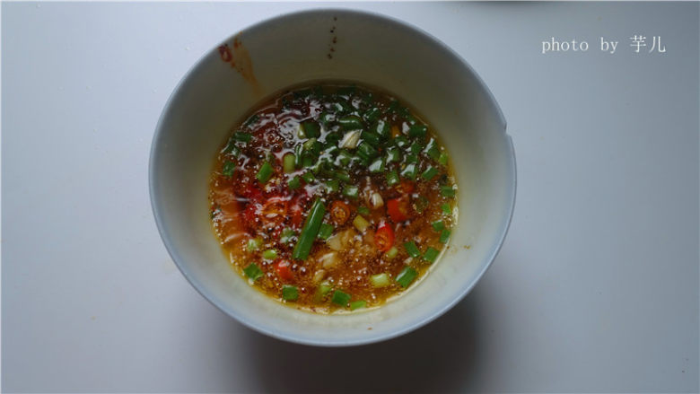 凉拌豆腐丝,将烧好的油,倒入葱蒜碗里,混合均匀。放入适量生抽,味精,细砂糖,醋翻拌均匀。