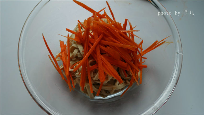 凉拌豆腐丝,取一大碗,放入豆腐皮丝,胡萝卜丝。