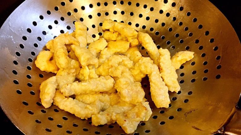 椒盐排条,炸至微黄,取出