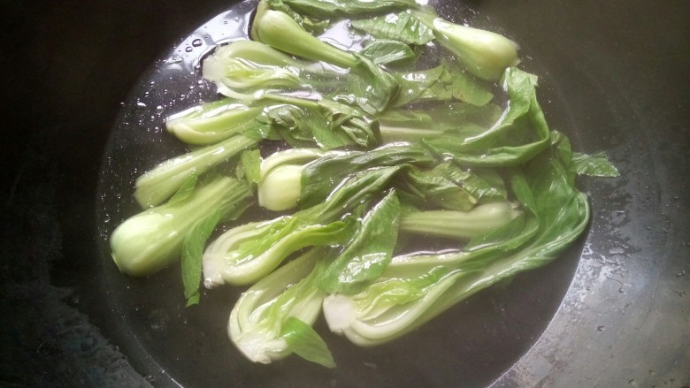 创意摆盘~蚝油香菇油菜,锅里水烧开,油菜焯水变软捞出来,记得水中放少许盐,几滴油,可以保持青菜翠绿色