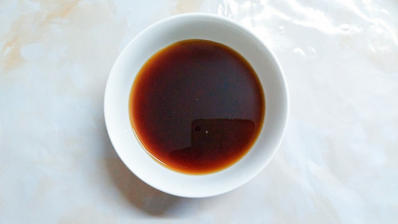 紫薯干虾仁肠粉,把所有的调味料放入一个碗里加入适量的冷水拌匀!