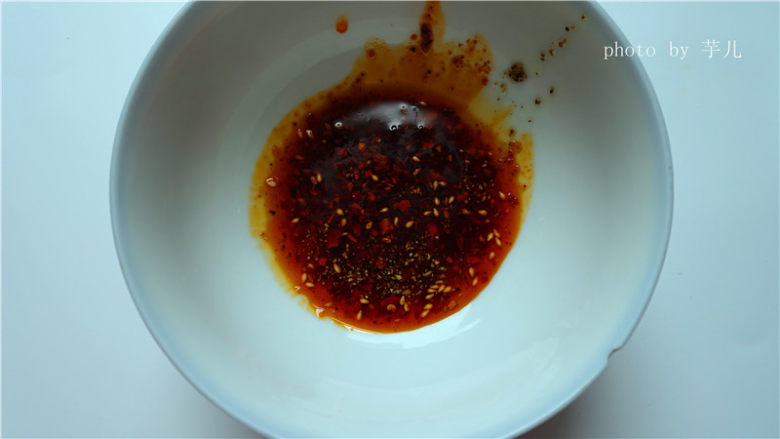 凉拌豆腐丝,用一小碗舀入<a style='color:red;display:inline-block;' href='/shicai/ 852'>辣椒油</a>一勺,花椒油少许,将小米辣,葱花,蒜泥放在一起。