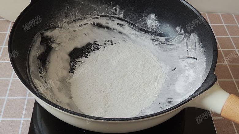 花生粘,微火炒熟,不要炒过头