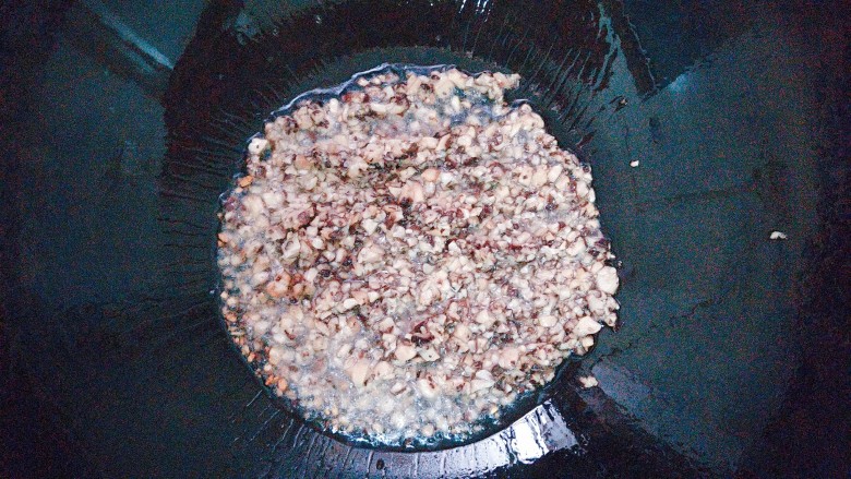 紫薯干虾仁肠粉,放入香菇沫炒干!