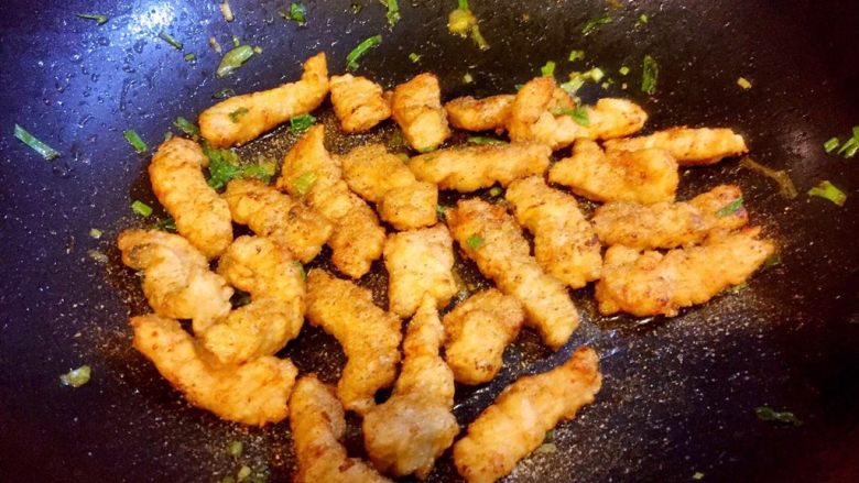 椒盐排条,将炸好的排条放入锅中,烹少许料酒,撒少许鸡粉,撒<a style='color:red;display:inline-block;' href='/shicai/ 704'>椒盐</a>粉,翻锅