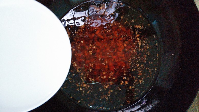 紫薯干虾仁肠粉,加入三碗清水下去烧开,再放芡水勾芡!