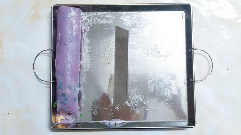 紫薯干虾仁肠粉,等虾仁也蒸熟了,端出来用刮板朝一个方向铲过去,铲成圆条状!我这底下的整个放不平,老是会偏,所以蒸出来有点薄厚不均,这个问题不太好解决!