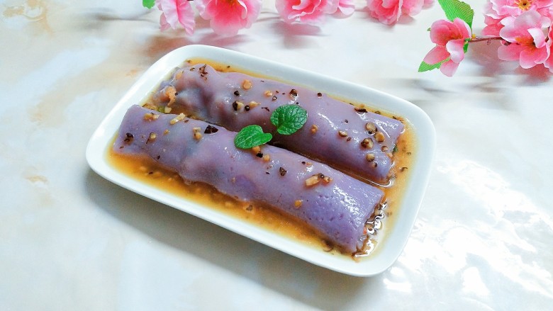 紫薯干虾仁肠粉,蒸好后,立马淋上酱汁趁热吃,那味道确实爽滑鲜美,这样大小的肠粉我们家小兔崽子吃了五条!我最多能吃两条!