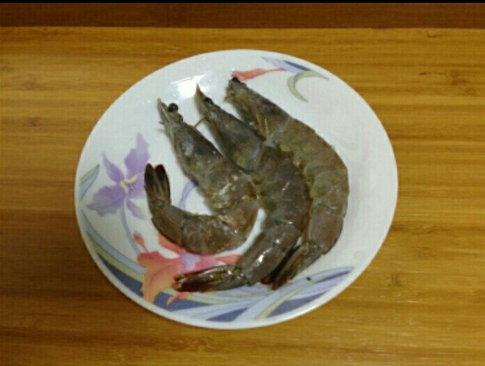 鲜虾烫蛋皮,大虾挑去虾线清洗干净,开背备用
