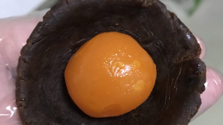 蛋黄酥,醒面的时间刚好包蛋黄,把豆沙压成饼,蛋黄放中间。