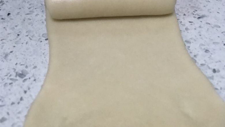 蛋黄酥,之后从上到下卷起,底边抻一下。