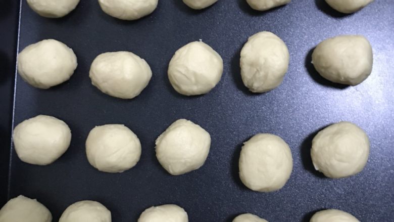 蛋黄酥,油酥也分成30份,每份15克。