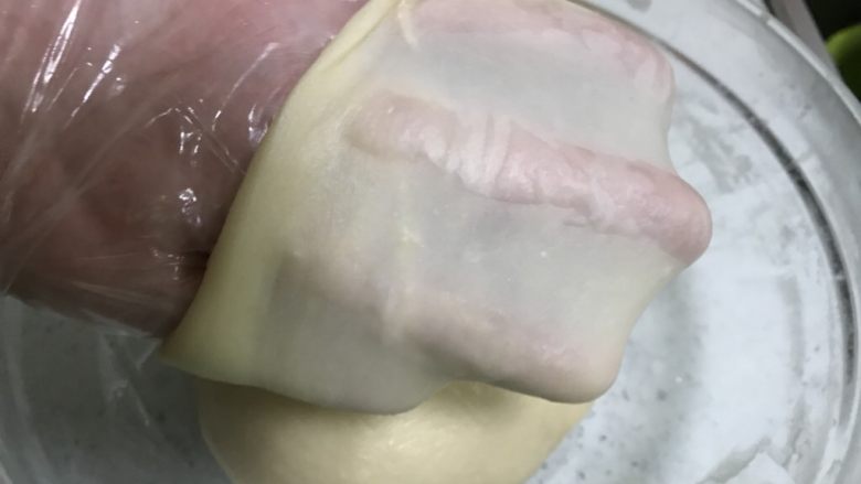 蛋黄酥,油皮醒好后自然就形成薄而透明的手膜,面团醒到这个状态最适合包酥。因为要经过两次擀卷,所以油皮必须要有结实的不易破的膜,要不会破酥。