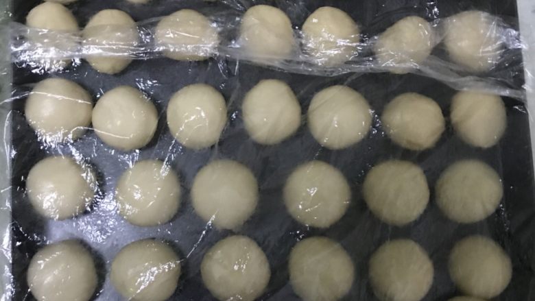 蛋黄酥,包酥过程中,一定要把分好的油皮油酥用保鲜膜盖住,否则会变干。
