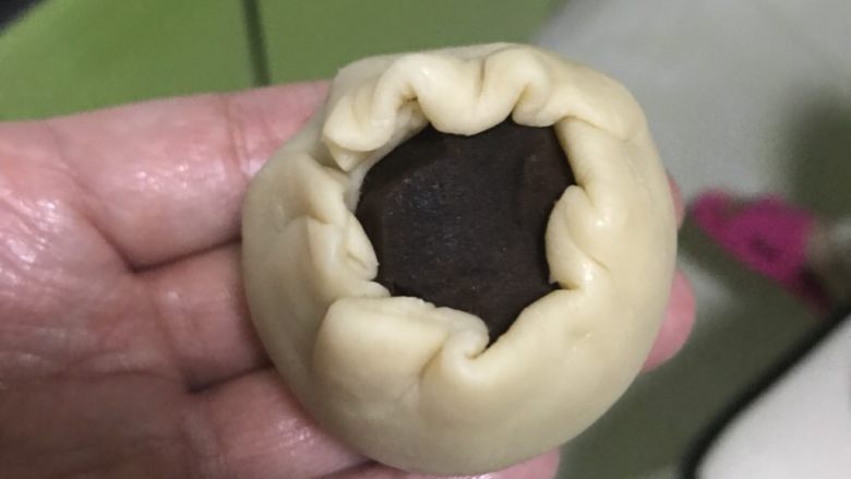 蛋黄酥,同样用虎口向上推收紧口