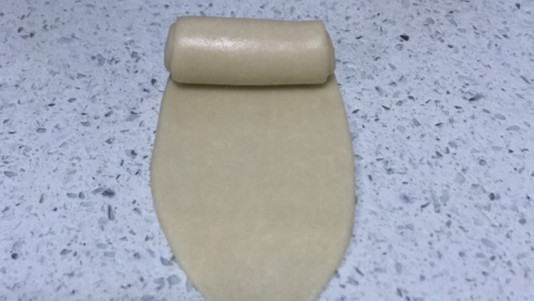 蛋黄酥,从上至下卷起
