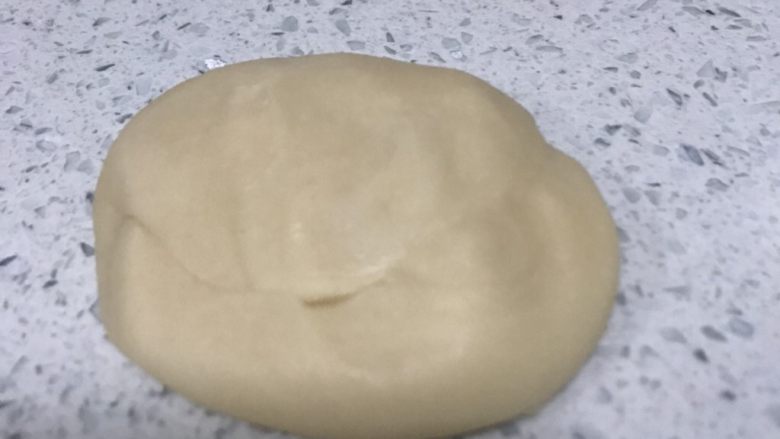 蛋黄酥,之后左边再同样压扁