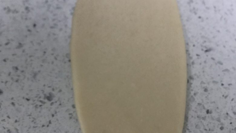 蛋黄酥,向下再擀一下,成椭圆形,大概12厘米长,图片拍的太近了,看不到整体,下次注意。