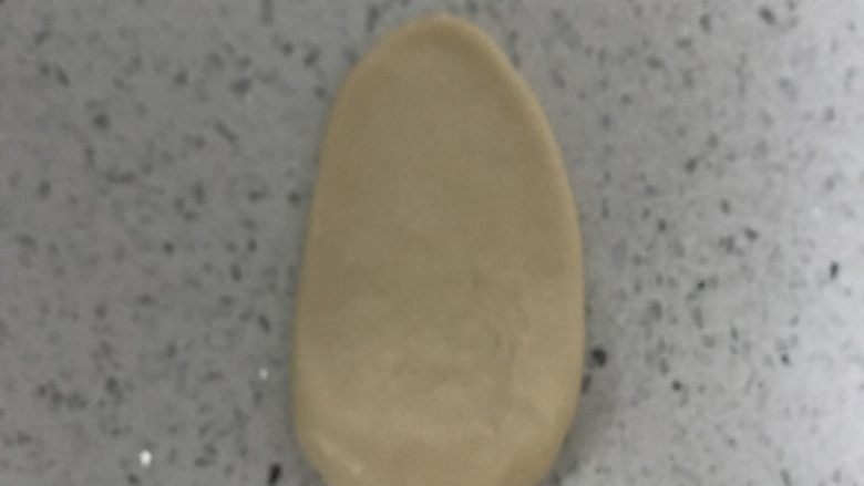 蛋黄酥,擀面杖从中间向上擀一下