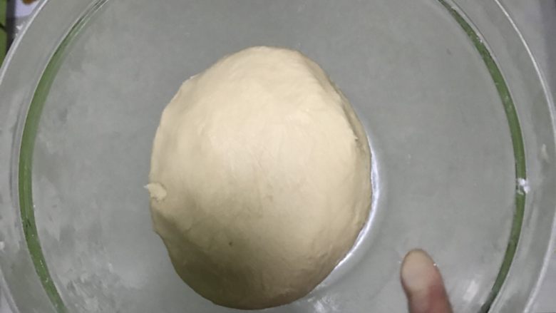 蛋黄酥,油酥部分混合成团后盖保鲜膜同样室温静置30分钟。
