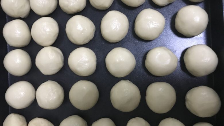 蛋黄酥,油皮分成30份,每份19克。
