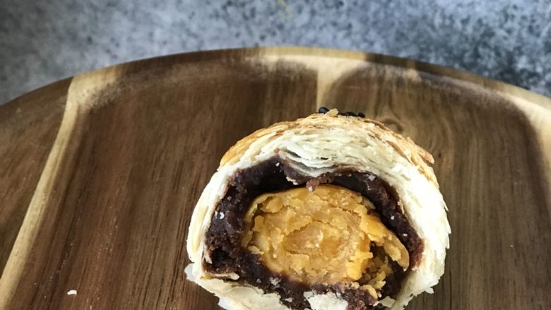 蛋黄酥,层层酥掉渣