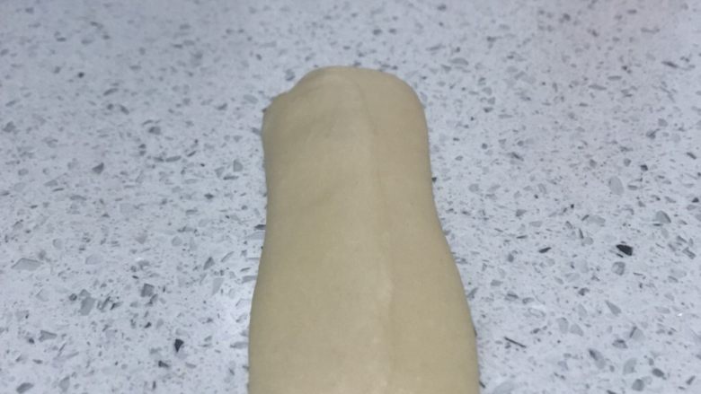 蛋黄酥,醒好后的面团收口朝上压扁