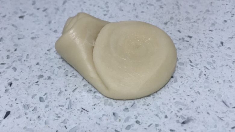 蛋黄酥,15分钟后取一个面团收口朝上,食指中间压一下,右边叠过来压扁。