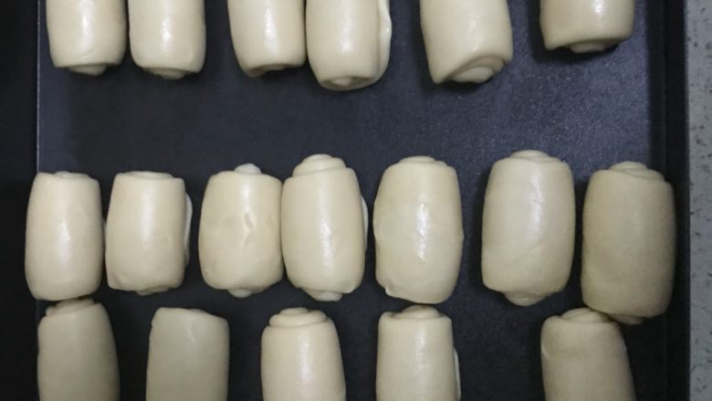 蛋黄酥,30个全卷好后盖保鲜膜继续醒15分钟