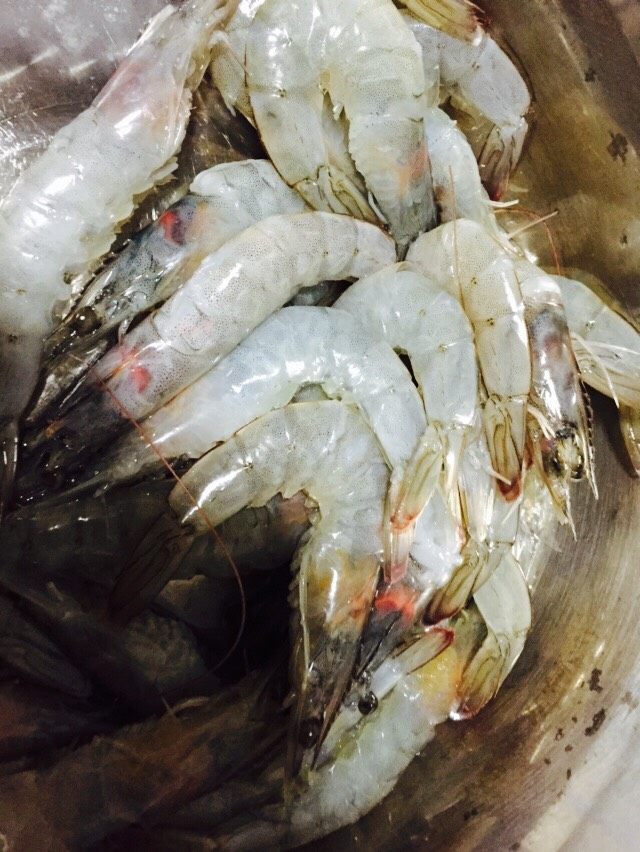茄汁大虾,虾的刺须剪掉,开背取出虾肠