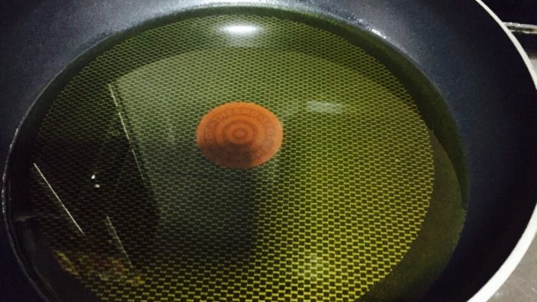 茄汁大虾,锅中放油烧热