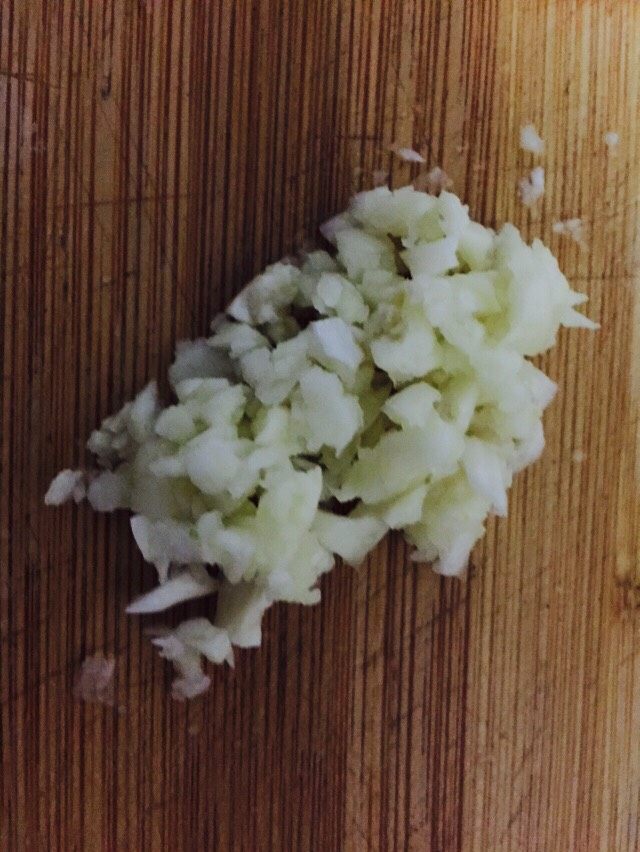 茄汁大虾,一个独蒜切成末备用