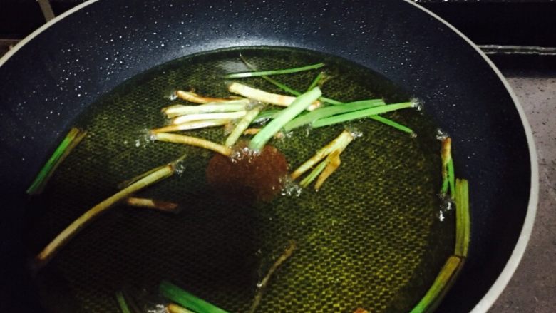 茄汁大虾,锅中油烧热后,放几节葱段下去爆香变黄夹出