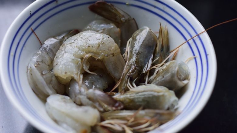 时蔬对虾仁,揉匀,腌制一小时。