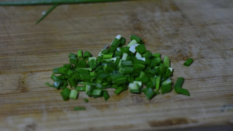时蔬对虾仁,待汤汁略收(两分钟左右),下葱花。