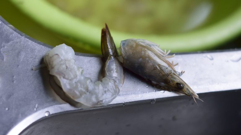 时蔬对虾仁,剥壳,保留尾巴上的壳。去头。虾头不要扔。