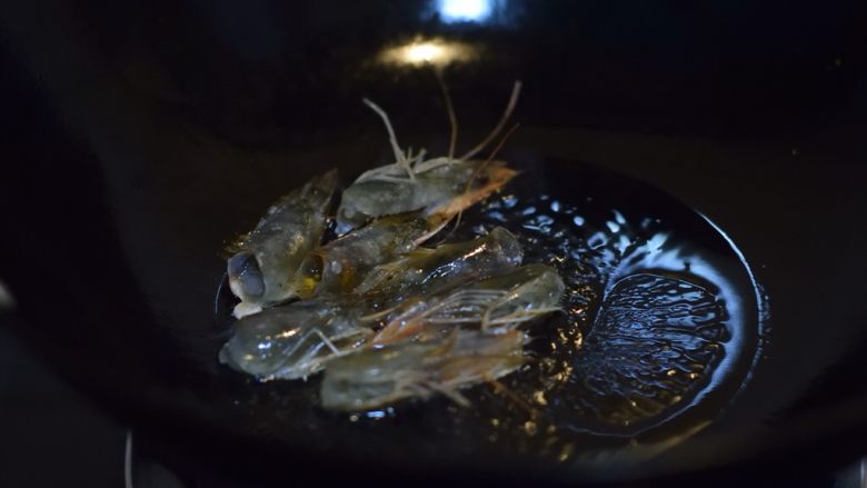 时蔬对虾仁,热锅凉油,先下虾头,小火熬制。