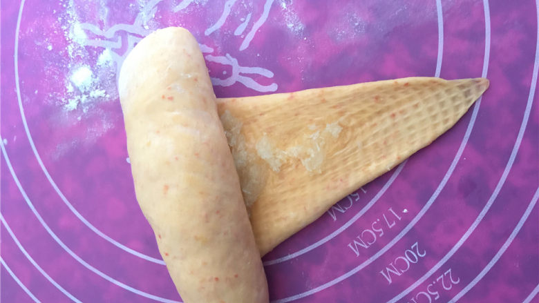 胡萝卜椰蓉卷儿小餐包,开始卷,就像卷可颂一样。底端的尖角封口要朝下。
