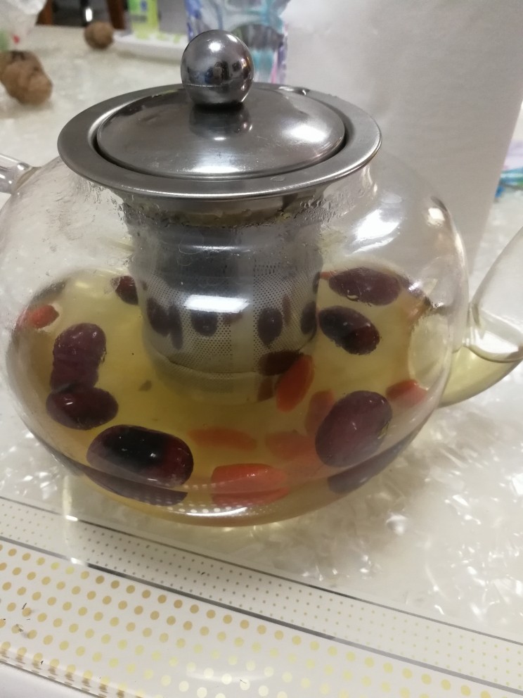 低成本零失误的薏米红枣枸杞养生茶,两样炒好后,枸杞泡软,热水放入枸杞,红枣,薏米即可。放到容器里,可以喝个十天半个月的。味道甘甜。红枣美容养颜,薏米可以去除湿气。枸杞养肝明目。