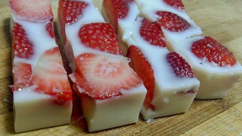 过年小朋友最爱的零食之一草莓牛奶冻