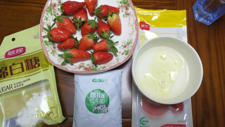 过年小朋友最爱的零食之一草莓牛奶冻,准备好食材，两片吉利丁片凉水泡软。