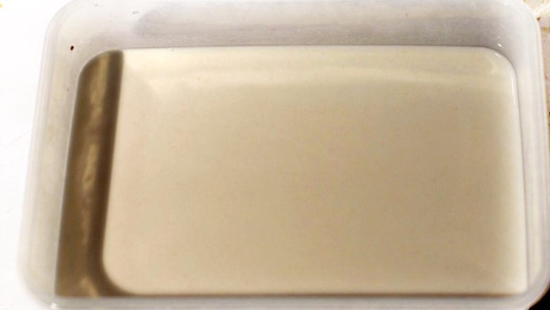 陕西小吃—凉皮,用勺子或调羹将上层较清的水分舀出,一定要舀干净,留下浓厚的洗面水搅均匀。